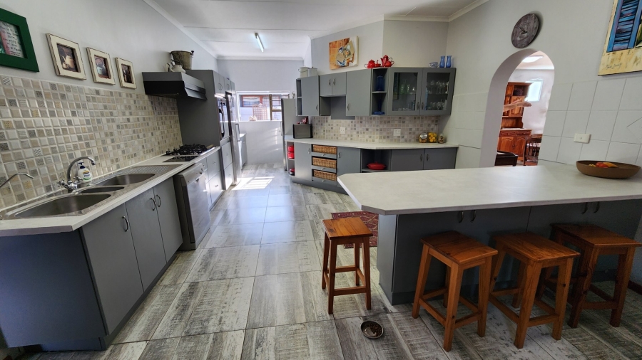 6 Bedroom Property for Sale in Fraaiuitsig Western Cape